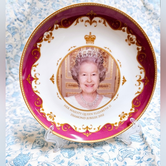 Queen Elizabeth Diamond Jubilee Plate - Picture 2 of 2